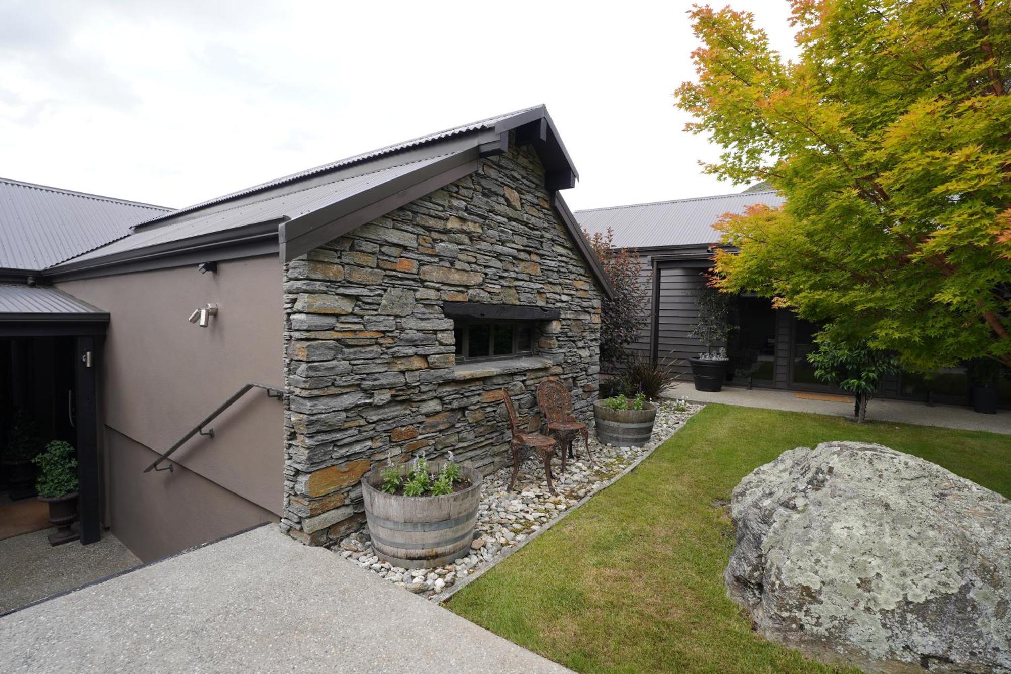 Mt Rosa Lodge Boutique Vineyard Accommodation Ванака Екстер'єр фото